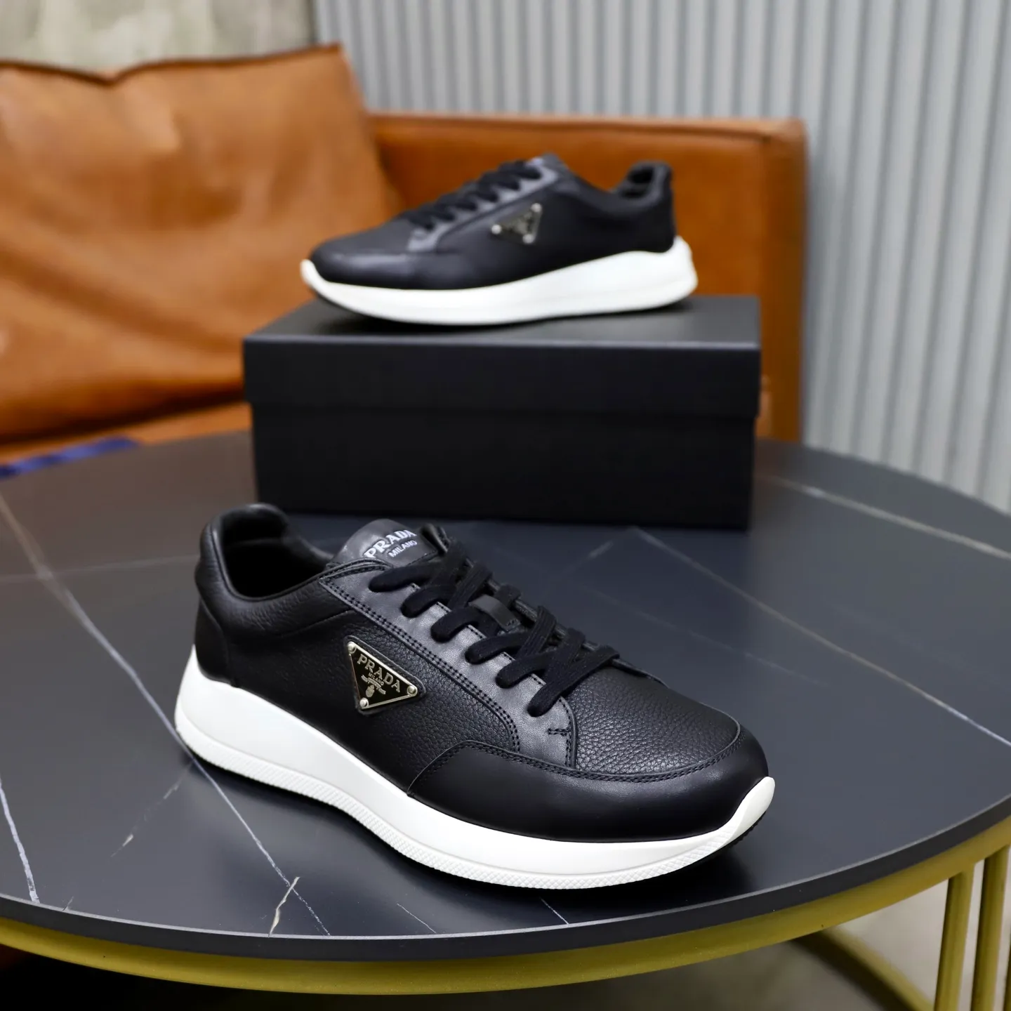 Factory price: 740💰Top original order Brand: PRADA (Prada) Standard code: Men's size 38/44 (45 can be customized) Grade: Same as the official website Material: Original cowhide stitching imported cowhide lining Original combination two-color wear-resistant soft outsole Style category: Leisure and sports version Young fashion European and American trend British style Color: Real picture color